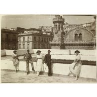 Alger, avril 1920. Les enfants Carrière et Vérignon sur la terrasse de l'archevêché. Au 2e plan, la cathédrale, au fond la ville haute et la Casbah. [légende d'origine]