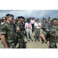 Le capitaine Gac du 2e REG fait un exposé sur le déroulement des travaux du pont de Pestovo.