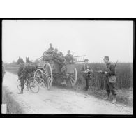 Génie - 5e compagnie de sapeurs télégraphes, la voiture attelée transporte les soldats qui installent les fils pour les transmissions. [légende d'origine]