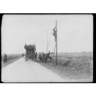 Génie - 5e compagnie de sapeurs télégraphes, la voiture attelée transporte les soldats qui installent les fils pour les transmissions sur les poteaux télégraphiques. [légende d'origine]