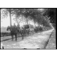 Le convoi des véhicules attelés du Service de santé sur la route (autre vue). [légende d'origine]