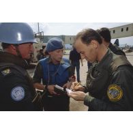 Arrivée et déchargement de l'aide humanitaire sur l'aéroport de Sarajevo par les casques bleus de la FORPRONU.