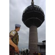 Militaire ukrainien devant le relais de télédiffusion endommagé par les tirs d'artillerie sur les hauteurs de Sarajevo.