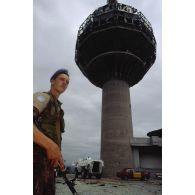 Militaire ukrainien devant le relais de télédiffusion endommagé par les tirs d'artillerie sur les hauteurs de Sarajevo.