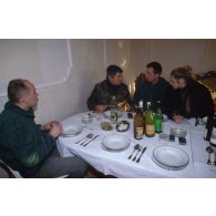 Repas de mariage d'un militaire bosniaque avec une femme musulmane à Butmir (Sarajevo).