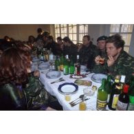 Repas de mariage d'un militaire bosniaque avec une femme musulmane à Butmir (Sarajevo).