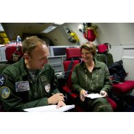 Interview du lieutenant-colonel Arnaud Bourguignon, chef de mission E3F (tactical director), par une journaliste, lors d'une mission de contrôle aérien sur la Libye à bord d'un avion de détection Awacs.