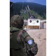 Un militaire anglais observe le camp français de Malo Polje où se trouve le tremplin de saut à ski, vestige des Jeux Olympiques de 84.