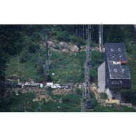 Vue sur le camp français de Malo Polje où se trouve le tremplin de saut à ski, vestige des Jeux Olympiques de 84.