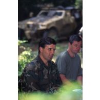 Le général Soubirou, commandant de la BMN (Brigade multinationale) rencontre les responsables bosniaques du secteur Sarajevo.