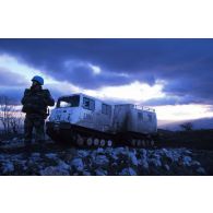 Un soldat français de la FORPRONU observe les alentours de Sarajevo près d'un petit poste de montagne.