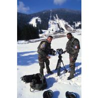 Opérateurs de l'ECPA dans le camp français de Malo Polje où se trouve le tremplin de saut à ski, vestige des Jeux Olympiques de 84.