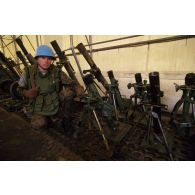 Un soldat ukrainien présente les pièces d'artillerie bosniaques (dont un mortier yougoslave 60 mm M57 et un 82-BM-36) remises à la FORPRONU à la caserne de Tito Baraks (Sarajevo).