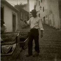 Ile de Madère (Funchal), les traîneaux glissants dans les rues pavées. [légende d'origine]