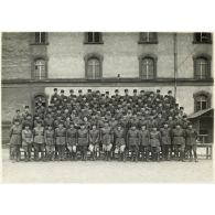 Photographie de groupe des officiers du 39e RARF au quartier des Vallières.