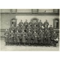 Photographie de groupe des musiciens du 39e RARF au quartier des Vallières.