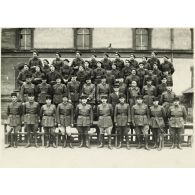 Photographie de groupe du 39e RARF au quartier des Vallières.