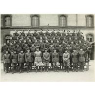 Photographie de groupe du 39e RARF au quartier des Vallières.