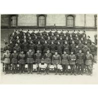 Photographie de groupe du 39e RARF au quartier des Vallières.