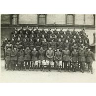 Photographie de groupe du 39e RARF au quartier des Vallières.