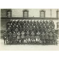 Photographie de groupe du 39e RARF au quartier des Vallières.