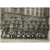 Photographie de groupe des officiers du 39e RARF au quartier des Vallières.