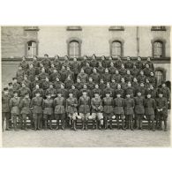 Photographie de groupe du 39e RARF au quartier des Vallières.