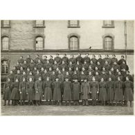 Photographie de groupe du 39e RARF au quartier des Vallières.