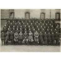 Photographie de groupe du 39e RARF au quartier des Vallières.