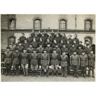 Photographie de groupe du 39e RARF au quartier des Vallières.