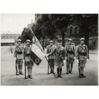 Le drapeau du 158e régiment d'infanterie et sa garde.