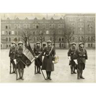 Le drapeau du 158e régiment d'infanterie et sa garde à la fin des années 1930.