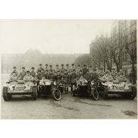 Photographie de groupe du 158e régiment d'infanterie avec side-cars et véhicules blindés légers à la fin des années 1930.