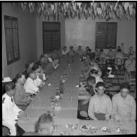 Banquet organisé pour la visite de blessés légionnaires d'Indochine soignés à l'hôpital Maillot d'Alger à Cap Matifou.