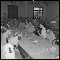 Banquet organisé pour la visite de blessés légionnaires d'Indochine soignés à l'hôpital Maillot d'Alger à Cap Matifou.