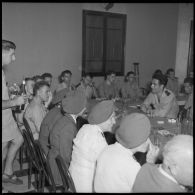 Banquet organisé pour la visite de blessés légionnaires d'Indochine soignés à l'hôpital Maillot d'Alger à Cap Matifou.