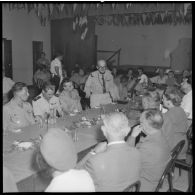 Banquet organisé pour la visite de blessés légionnaires d'Indochine soignés à l'hôpital Maillot d'Alger à Cap Matifou.