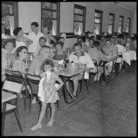 Repas des blessés légionnaires d'Indochine soignés à l'hôpital Maillot d'Alger en visite à Cap Matifou.