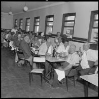 Repas des blessés légionnaires d'Indochine soignés à l'hôpital Maillot d'Alger en visite à Cap Matifou.