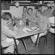 Repas des blessés légionnaires d'Indochine soignés à l'hôpital Maillot d'Alger en visite à Cap Matifou.