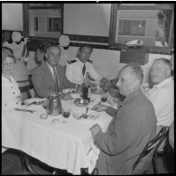 Repas des blessés légionnaires d'Indochine soignés à l'hôpital Maillot d'Alger en visite à Cap Matifou.