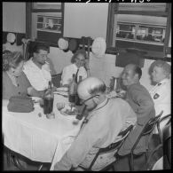 Repas des blessés légionnaires d'Indochine soignés à l'hôpital Maillot d'Alger en visite à Cap Matifou.