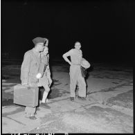 Le médecin colonel Chippaux, le médecin colonel Terramorsi, directeur du Service de santé des FTNV, le médecin colonel Allehaut et le professeur Huard sur le tarmac de Bach Mai.