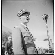 Portrait du général d'armée Henri Giraud, commandant en chef civil et militaire, qui prononce un discours lors de la cérémonie de baptême de la promotion Weygand de l'EEOI (École des élèves officiers indigènes d'Algérie et de Tunisie).