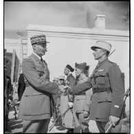 Le général d'armée Henri Giraud, commandant en chef civil et militaire, lors de sa visite à l'EEOI (École des élèves officiers indigènes d'Algérie et de Tunisie) de Bou Saada, salue un lieutenant, cadre de l'école.