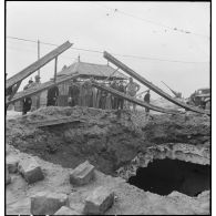 Dégâts causés à la ville d'Alger après le bombardement allemand de la nuit du 18 au 19 avril 1943.