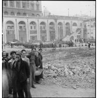 Cratère causé par l'explosion d'une bombe sur un quai du port d'Alger lors du bombardement allemand de la nuit du 18 au 19 avril 1943.