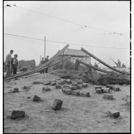 Cratère causé par l'explosion d'une bombe sur le boulevard de la République à Alger lors du bombardement allemand de la nuit du 18 au 19 avril 1943.