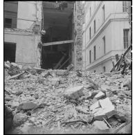 Destructions et dégâts occasionnés aux habitations de la place du Gouvernement d'Alger par le bombardement allemand de la nuit du 18 au 19 avril 1943.