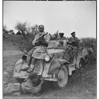 Des goumiers du IIe Tabor du 1er GTM (groupe de tabors marocains) de la 1re DMM (division de marche du Maroc) prennent la pose à bord d'une voiture de liaison FIAT 508 CM prise aux Italiens, dans le secteur de Siliana.